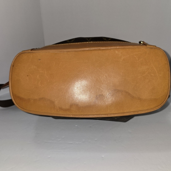 Louis Vuitton Brown Backpack with Monogram Pattern and Leather Trim - Picture 5 of 8